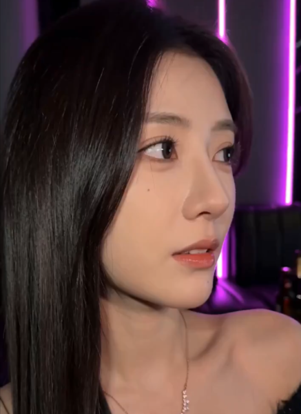 Seedance 2.0 提示词prompt KTV包厢内的美女 大哥 你怎么才来啊